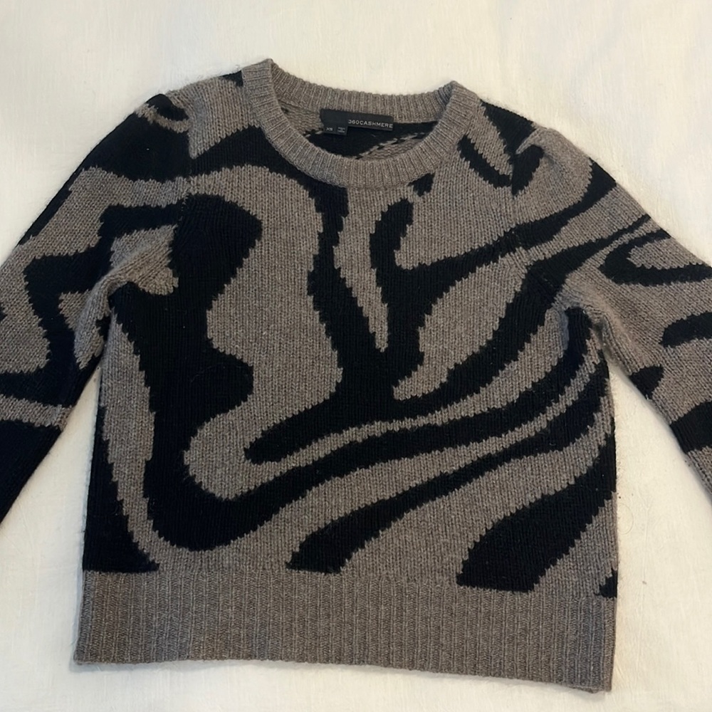 360 Cashmere Grey/ Black Pattern Sweater